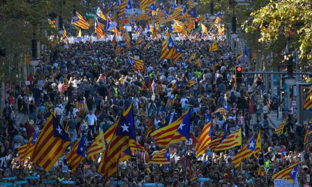 Gigantdemonstrasjon i Barcelona - Catalonias regjering deltar i gateprotester mot Spania